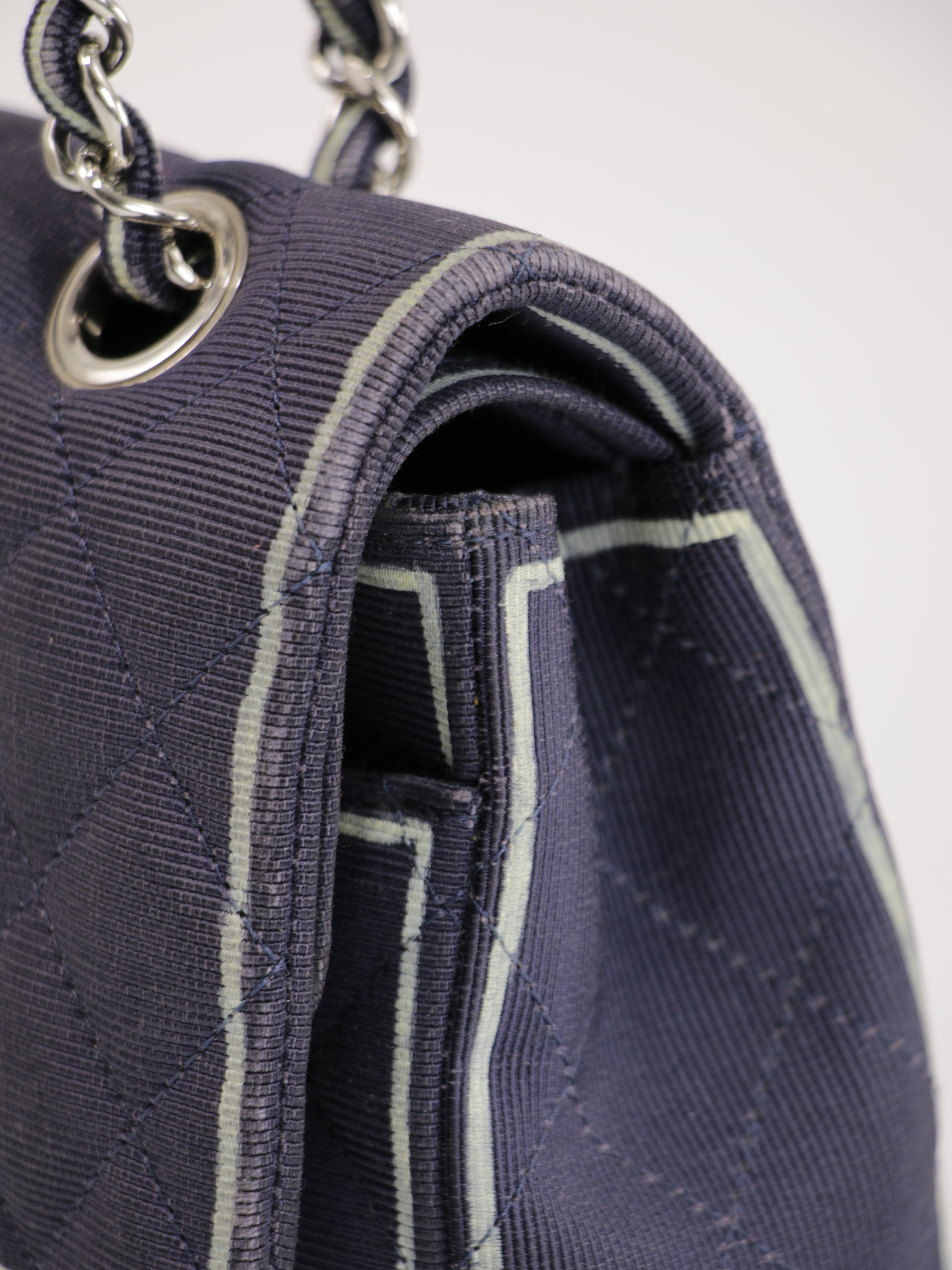 Medium Classic Flap
