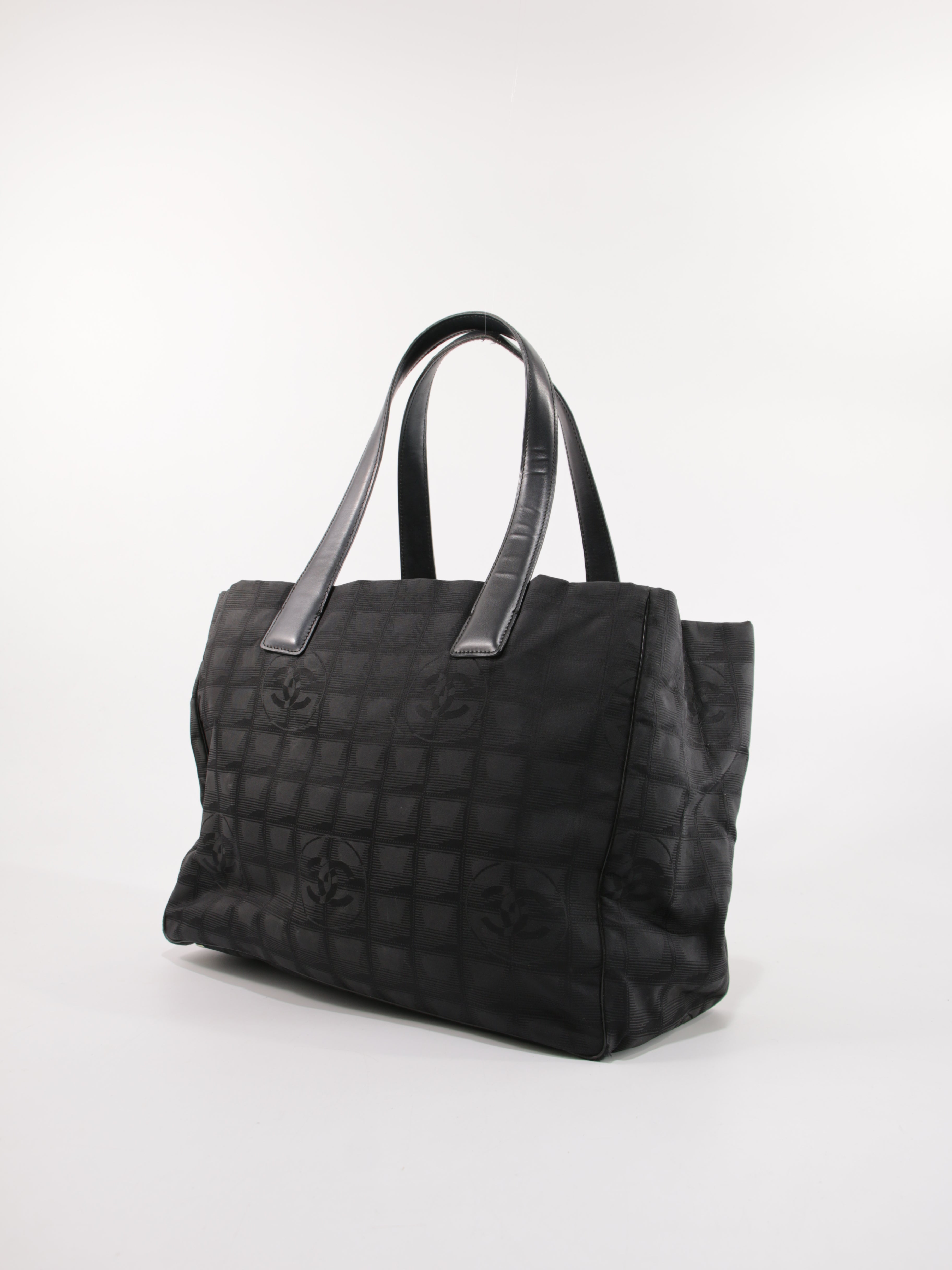 Medium New Travel Line Tote