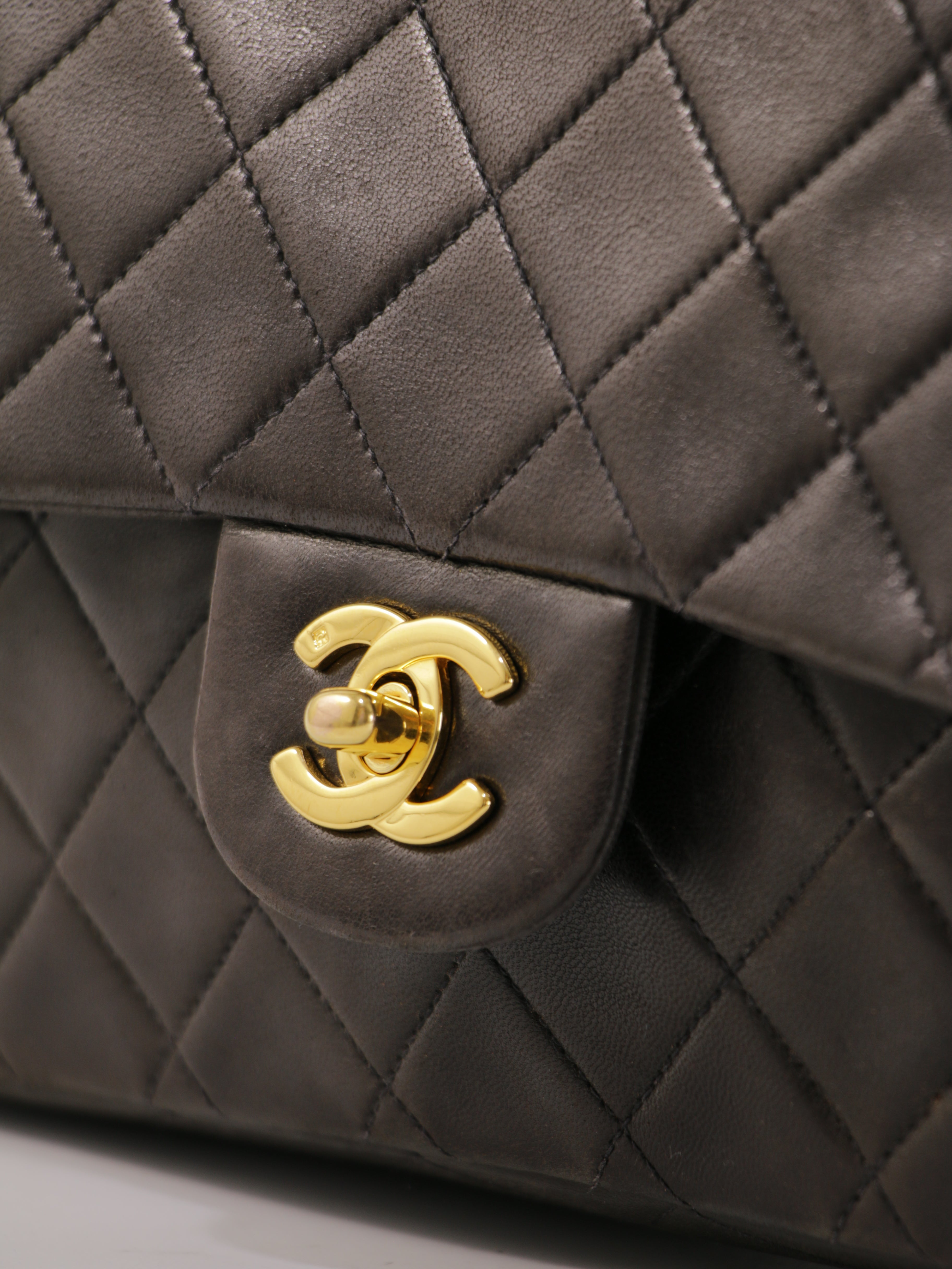 Medium Classic Flap