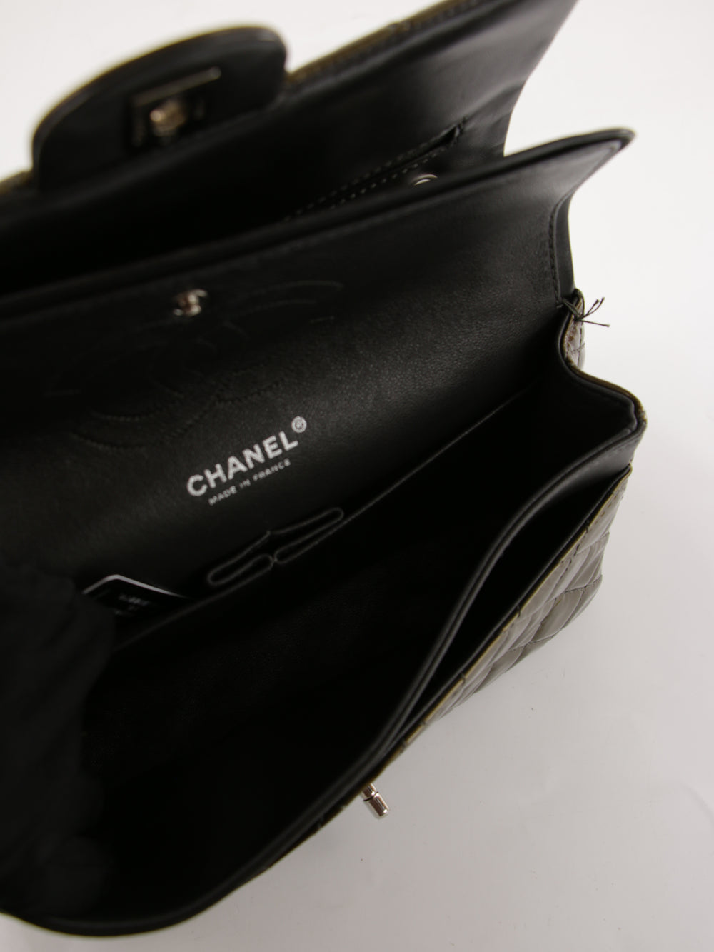 Medium Classic Flap