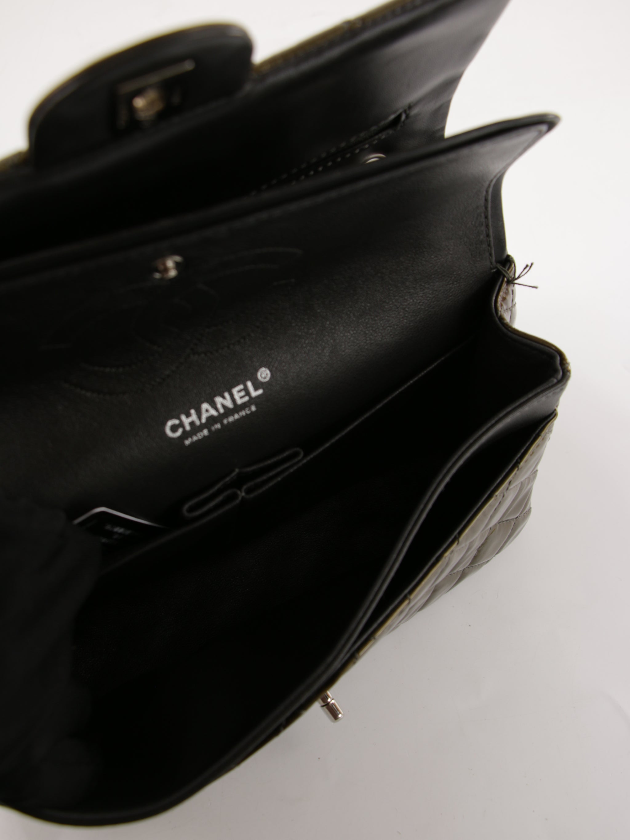 Medium Classic Flap
