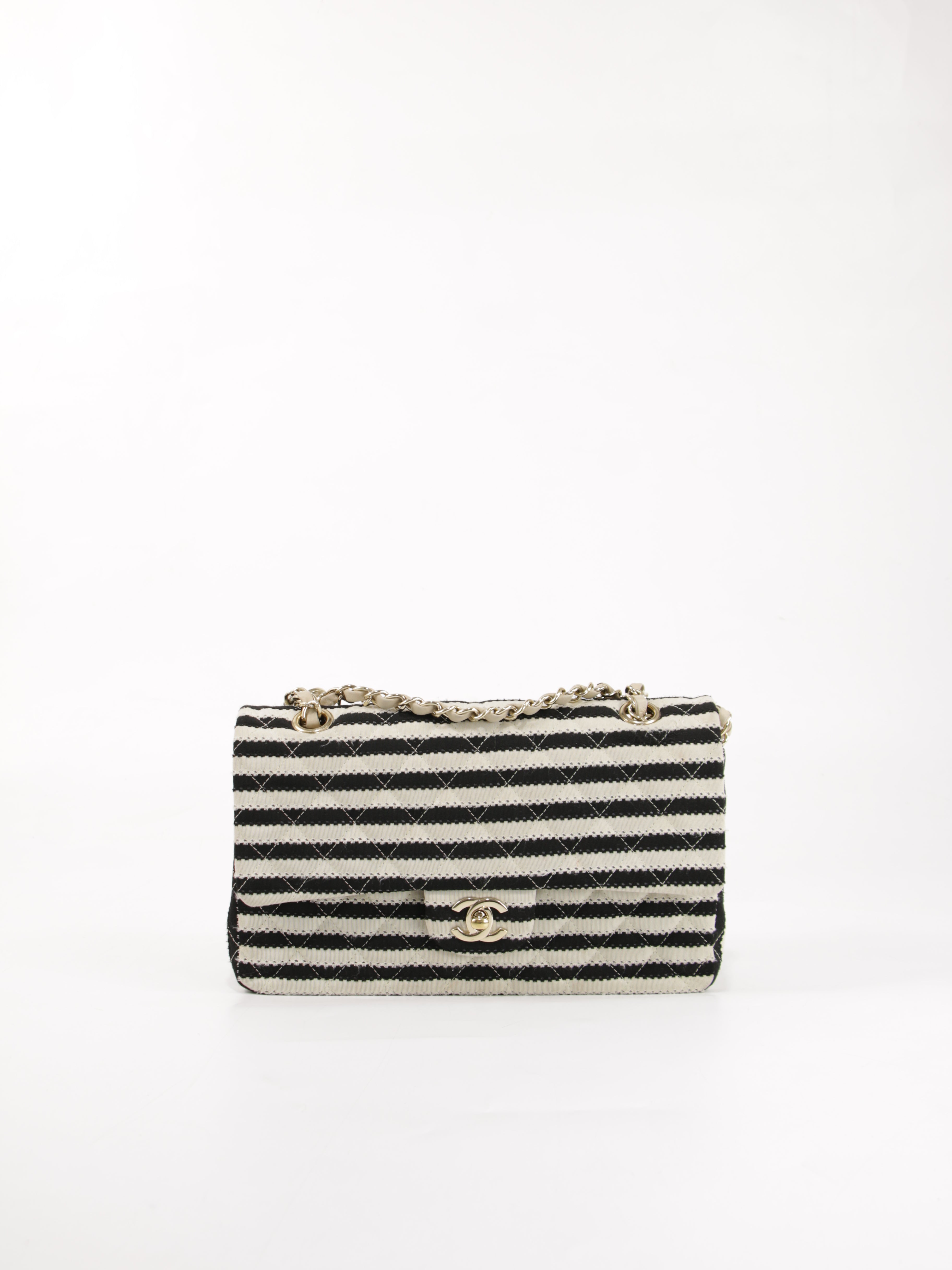Medium Classic Flap