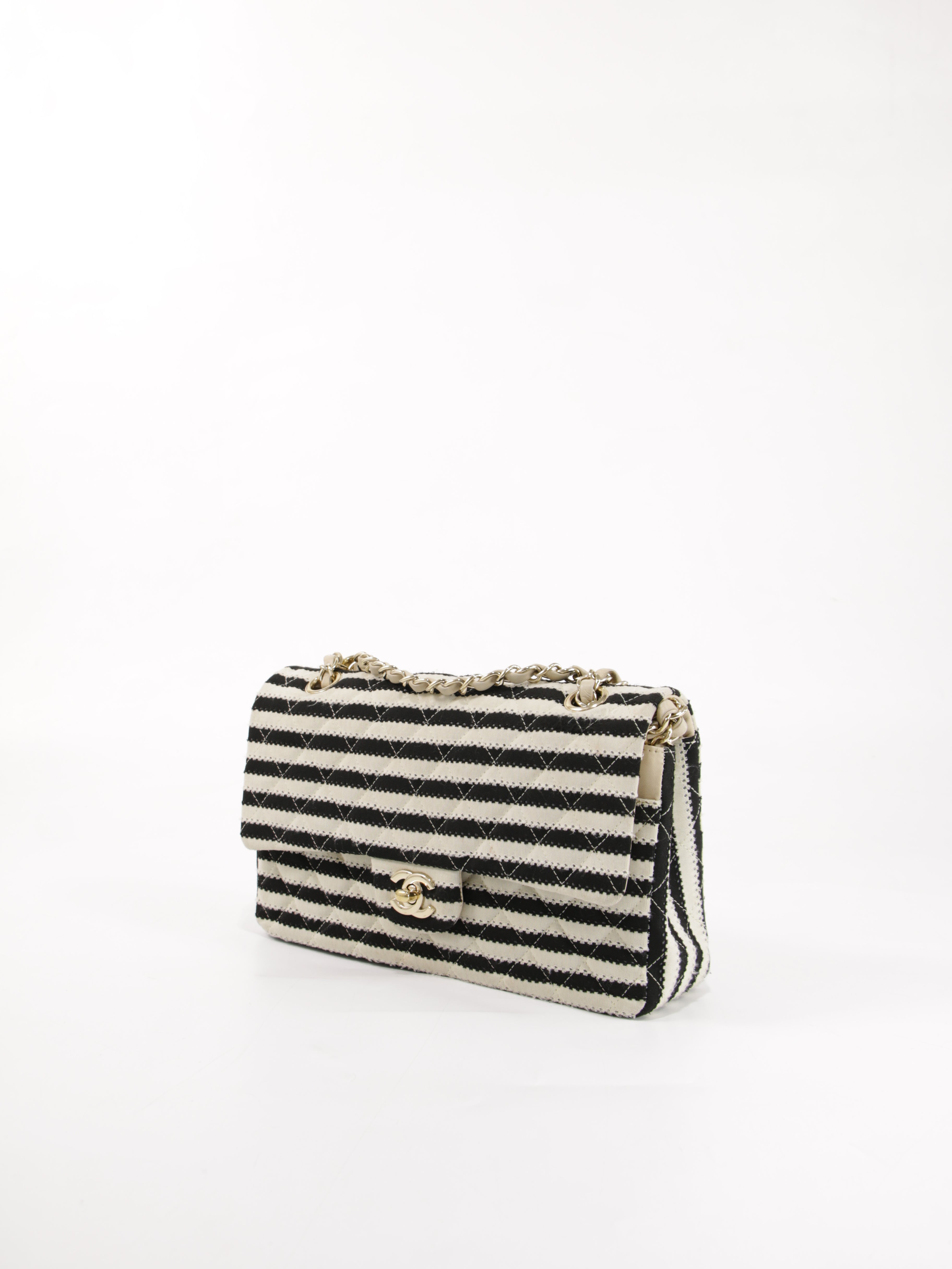 Medium Classic Flap