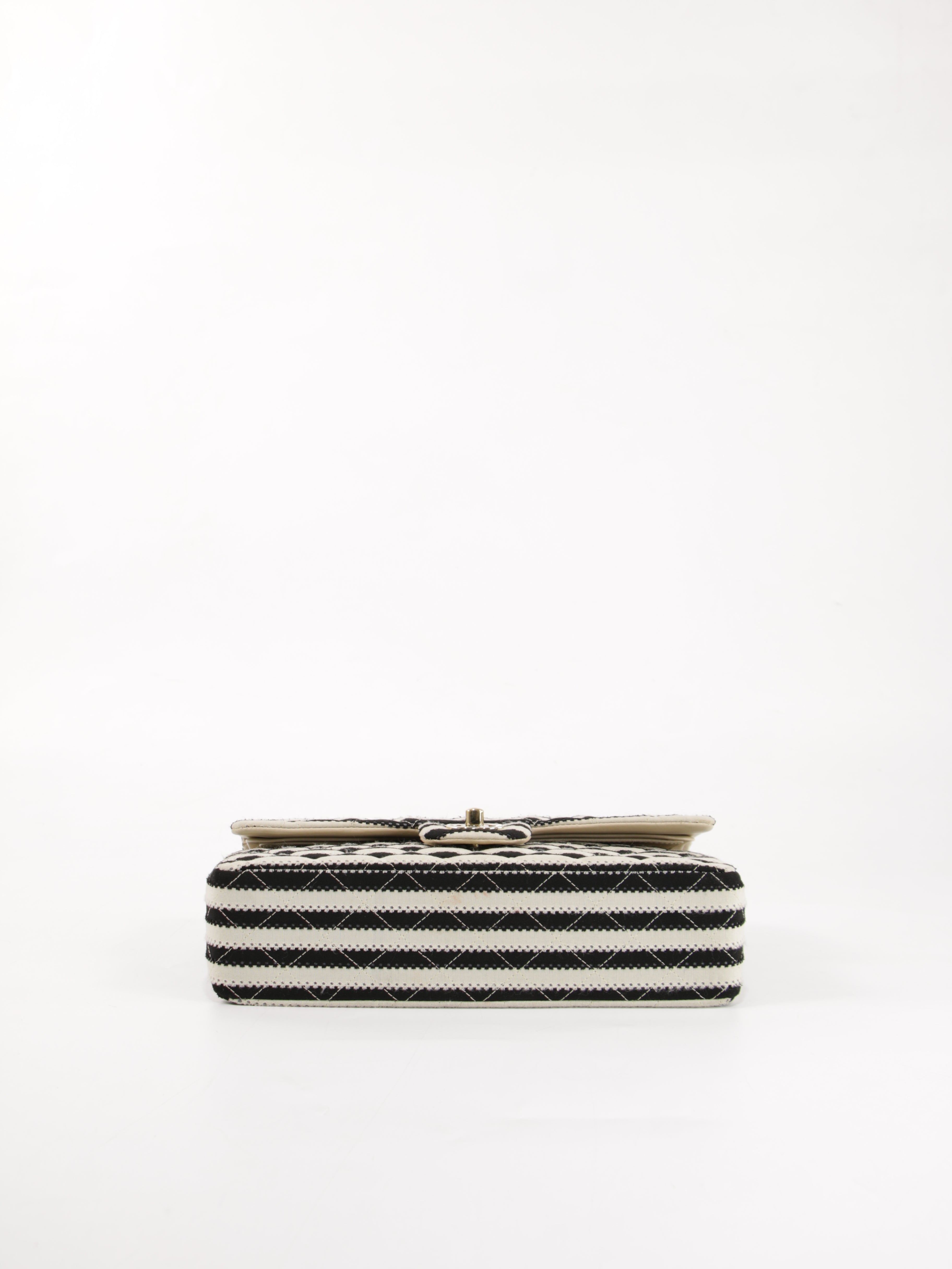 Medium Classic Flap
