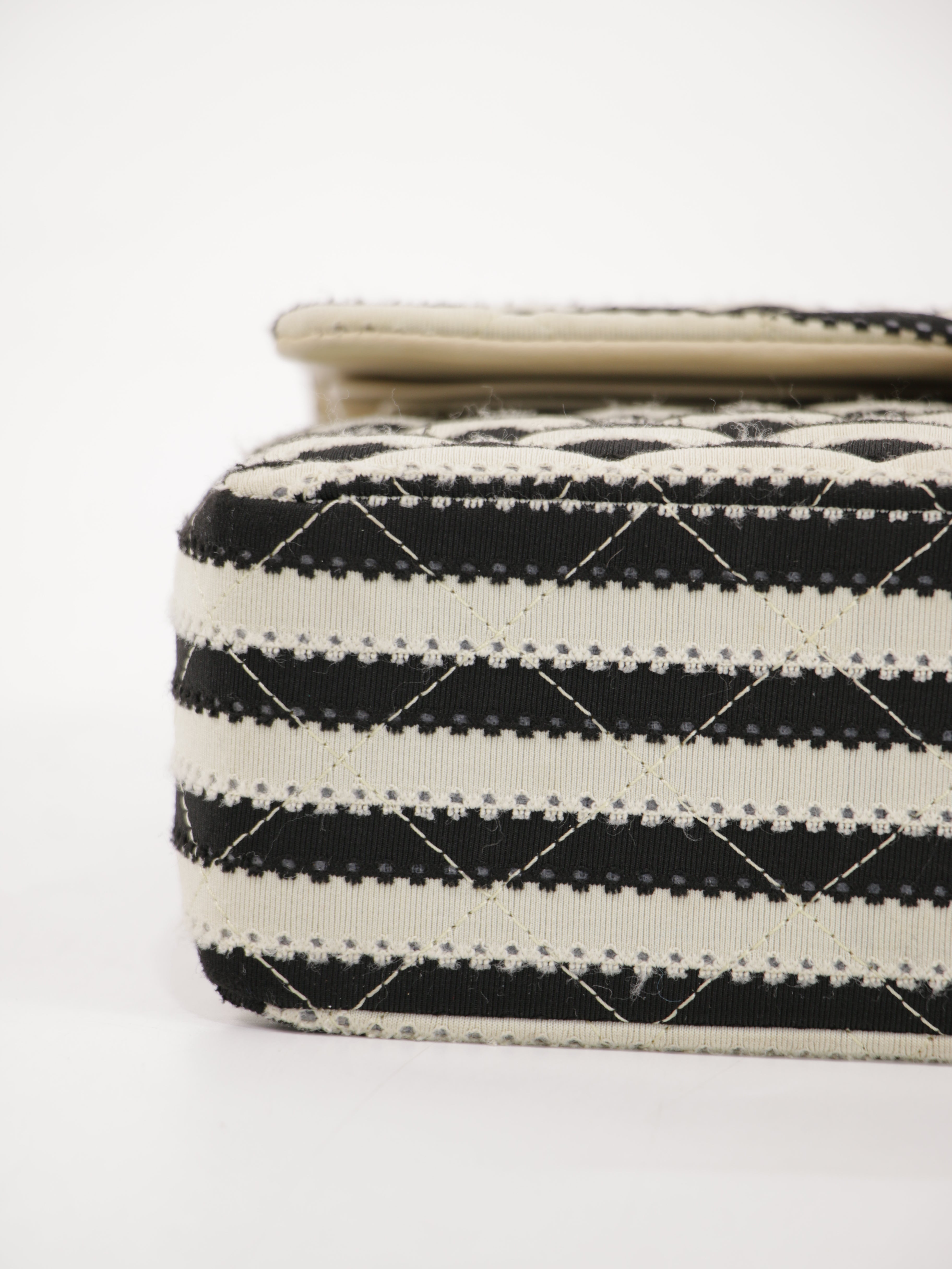 Medium Classic Flap