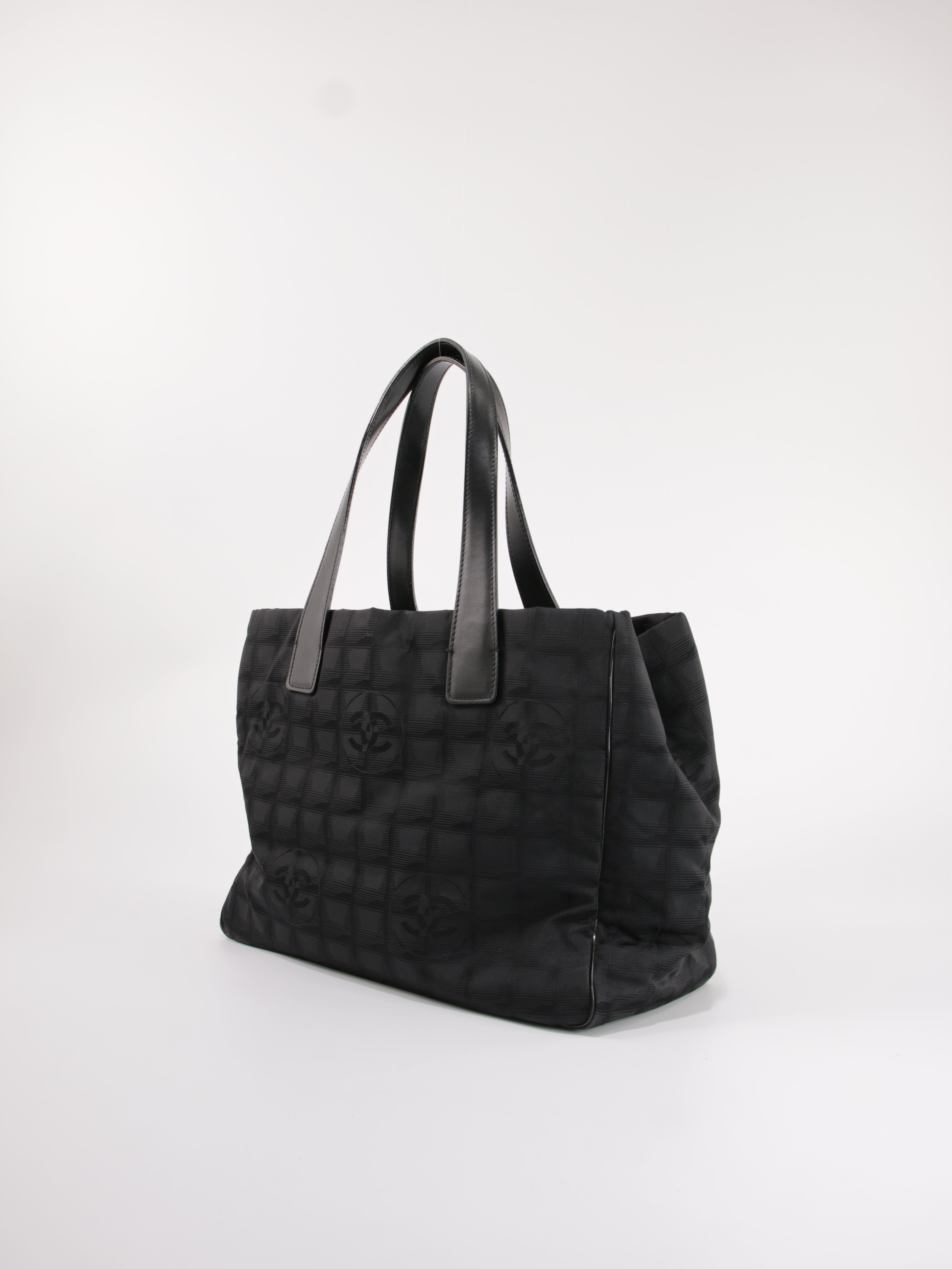 Medium New Travel Line Tote