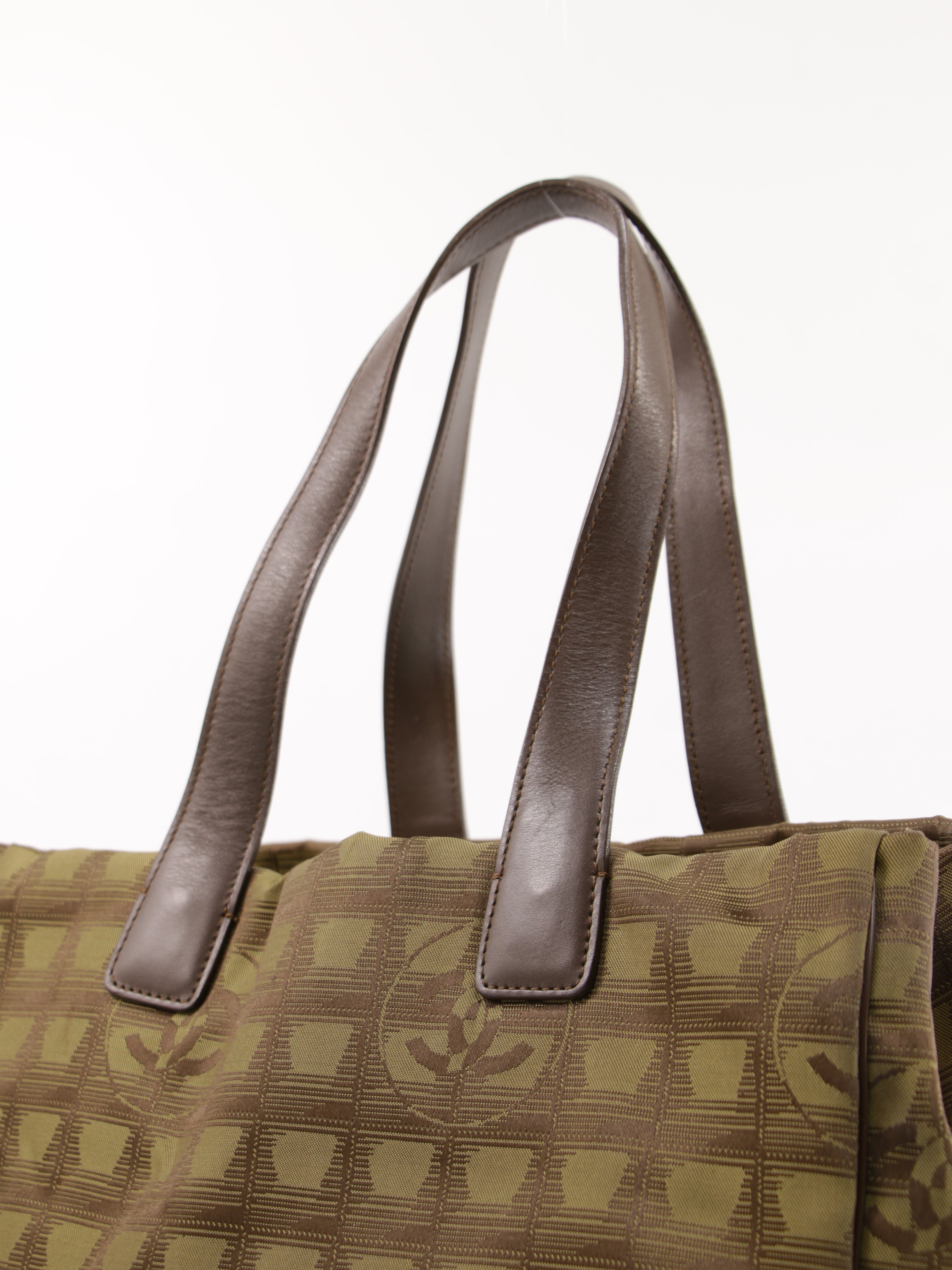Medium New Travel Line Tote