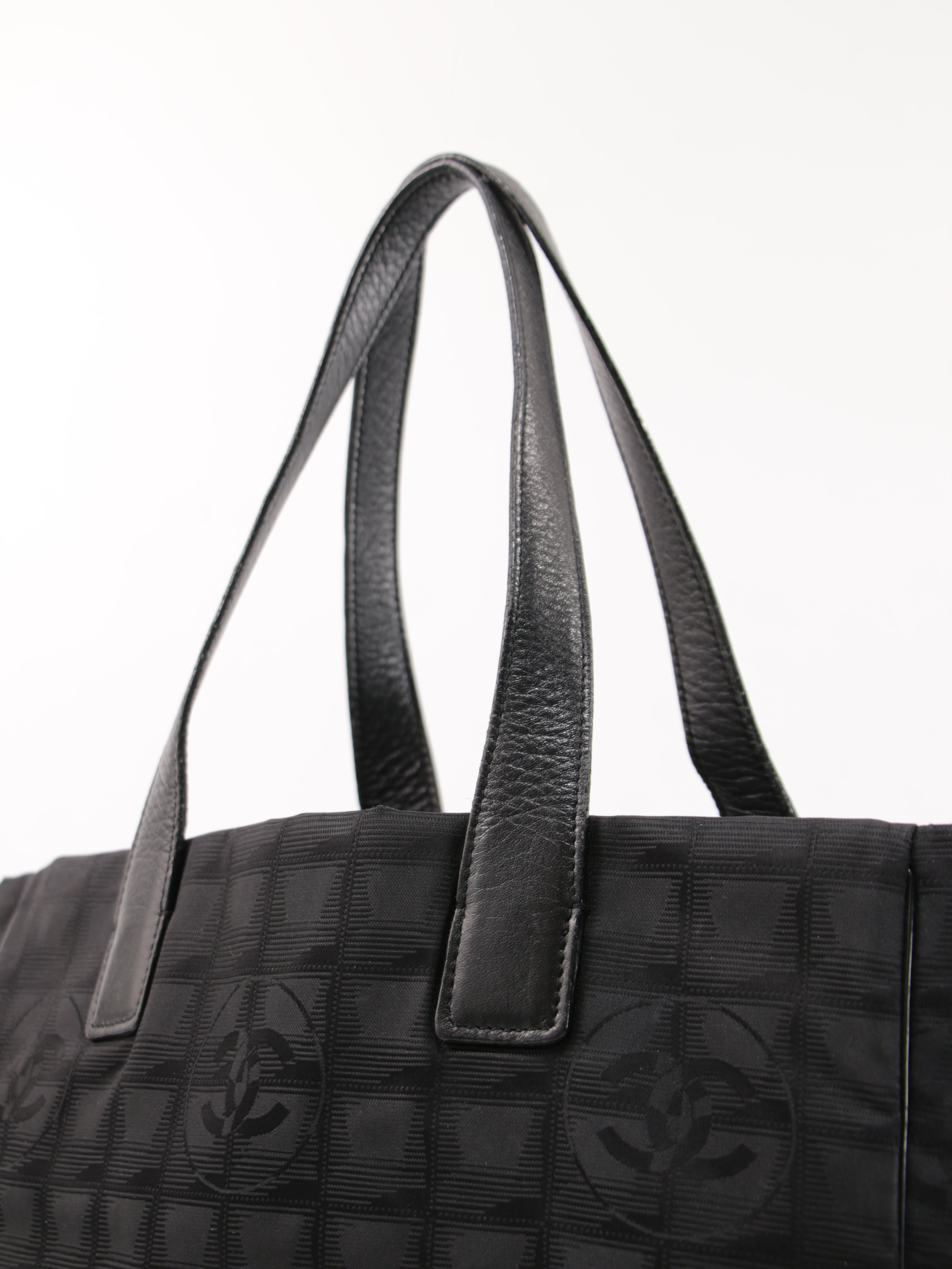 Medium New Travel Line Tote
