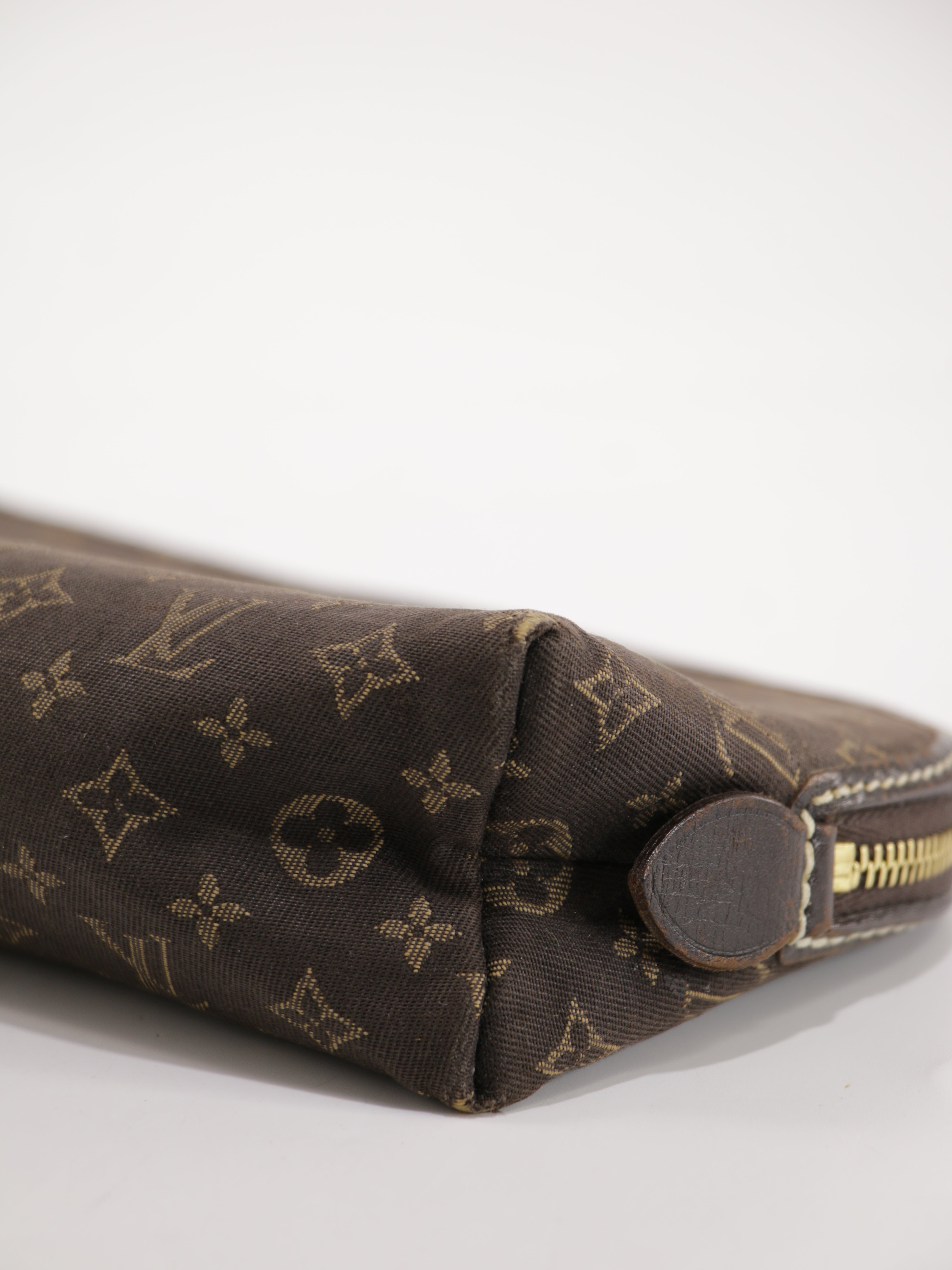 Cosmetic pouch