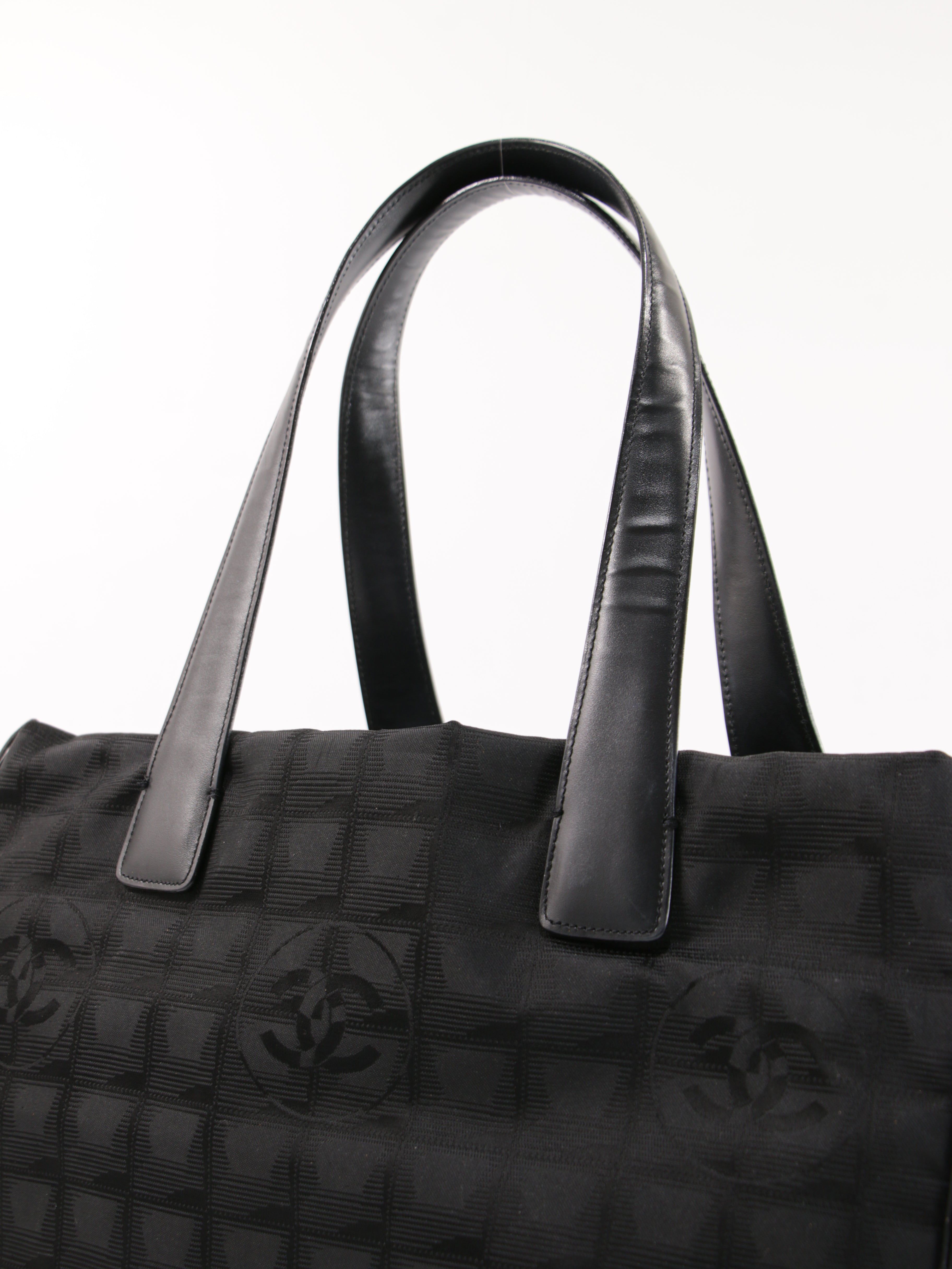 Medium New Travel Line Tote