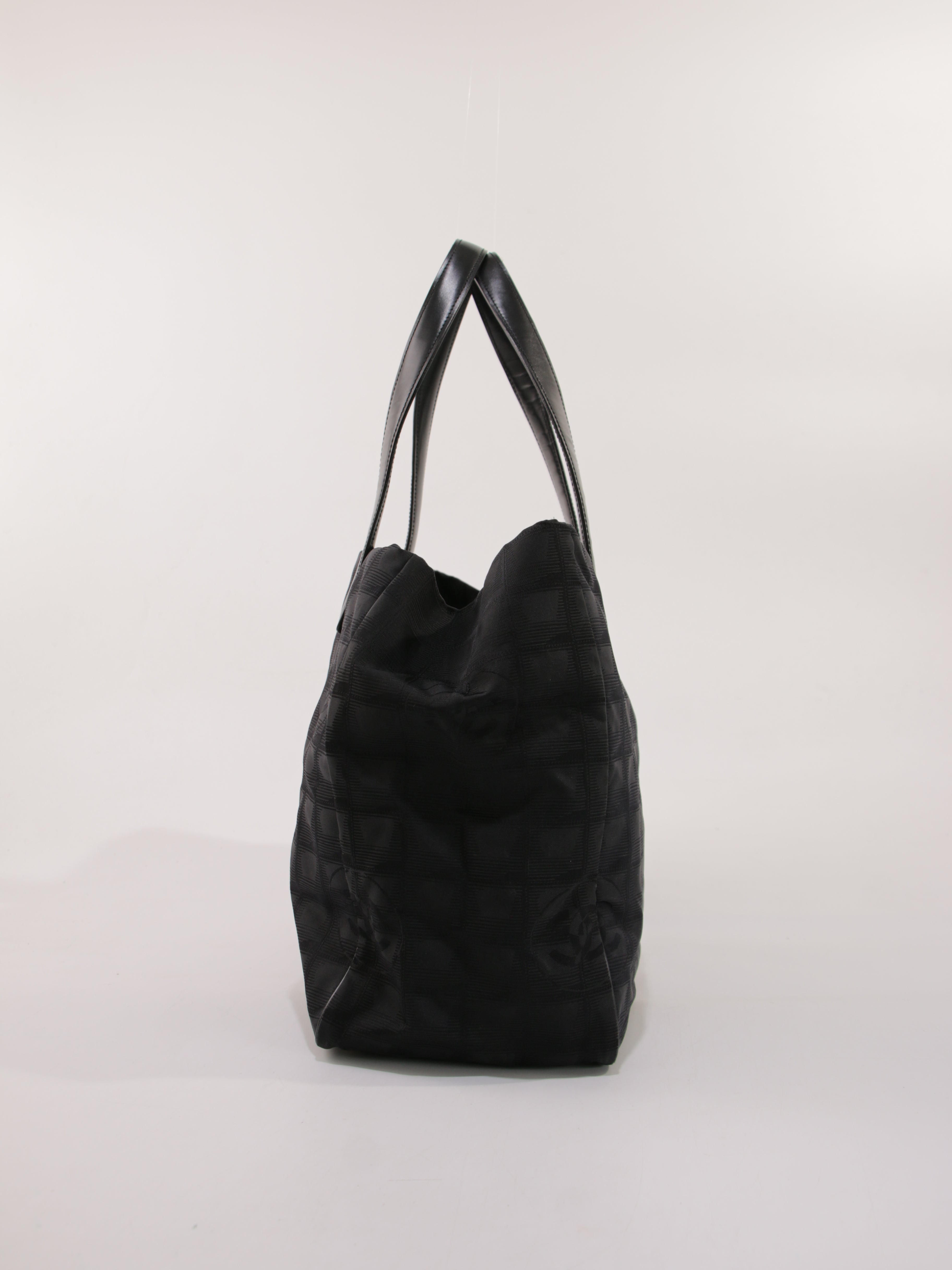 Medium New Travel Line Tote