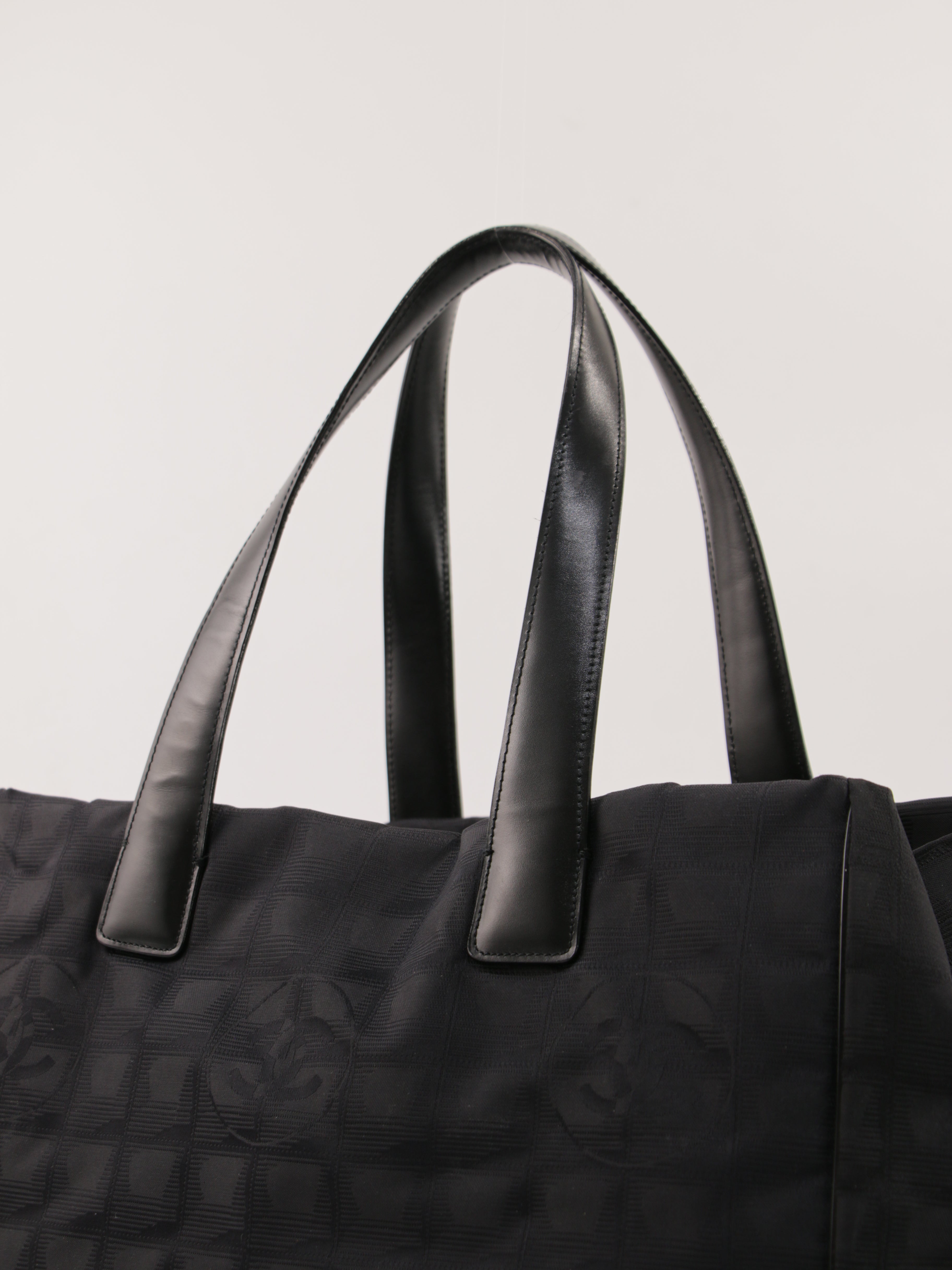 Medium New Travel Line Tote