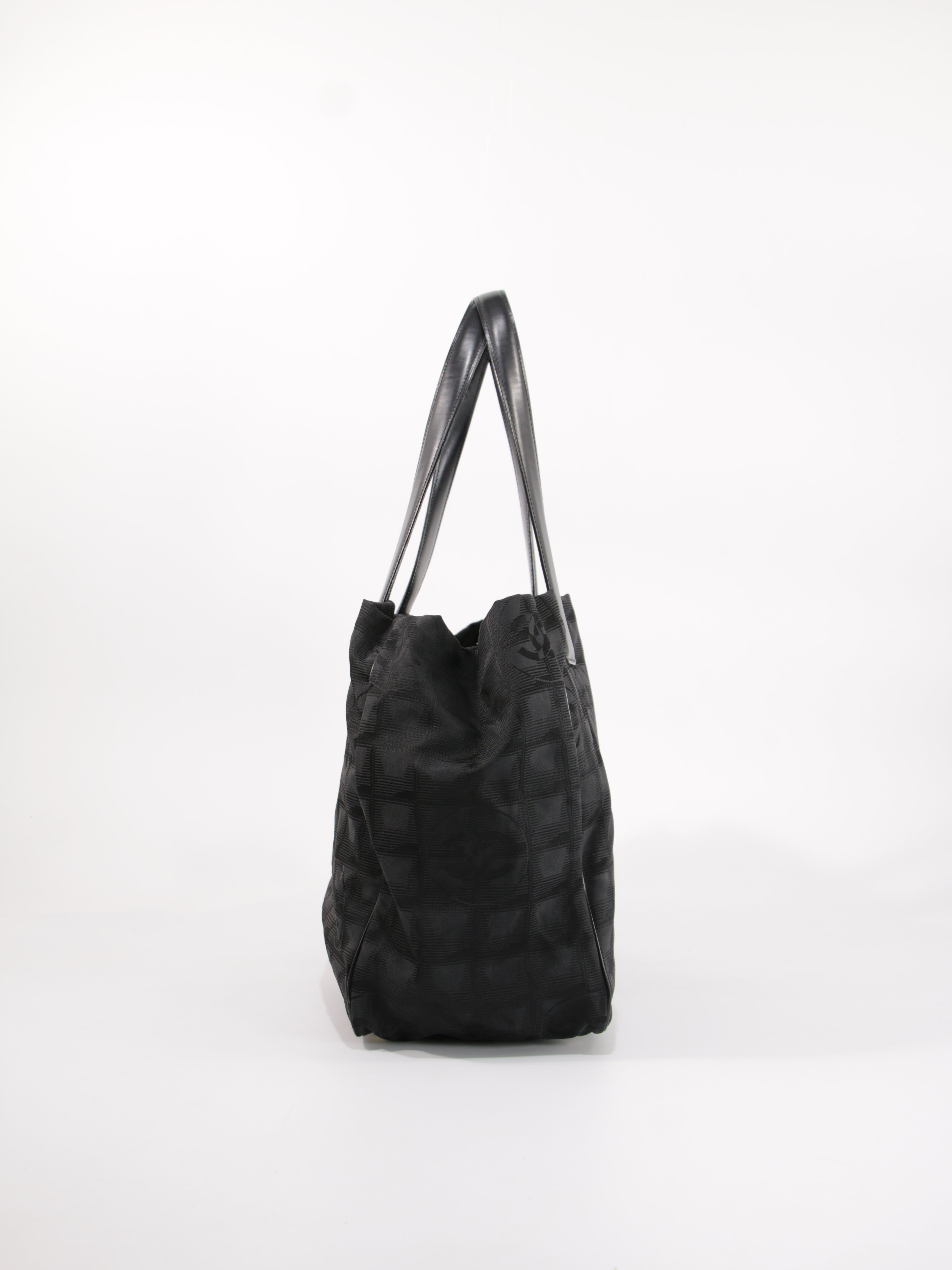Medium New Travel Line Tote